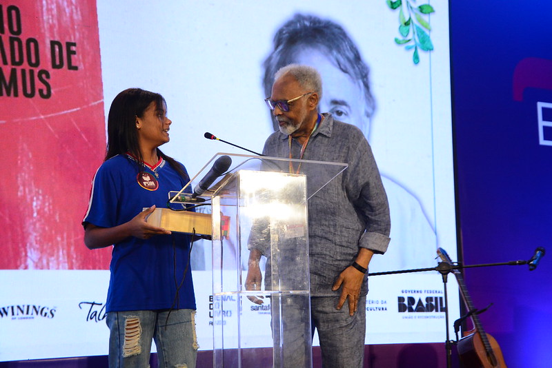 Gilberto Gil recebe convite e chave da cidade de Maricá para participar da FLIM