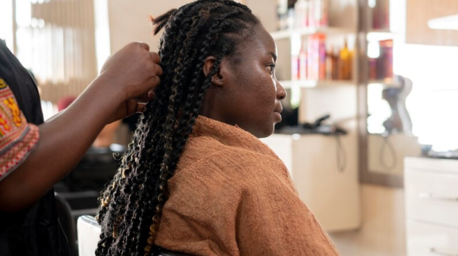 Mulheres negras empreendendo como trancistas: profissão já existia na África há mais de 3500 anos antes de Cristo