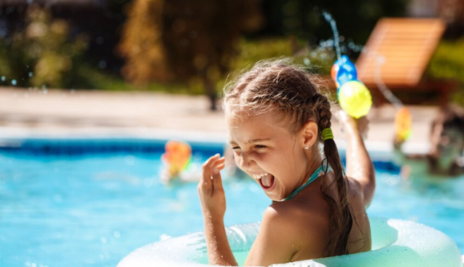 Chegada da primavera provoca um aumento nos banhos de piscina no país: como saber que elas precisam de manutenção?