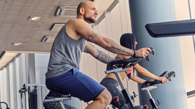 Elíptico vs. Bicicleta: qual é o melhor equipamento para o seu treino?