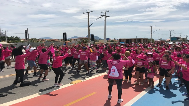 Caminhada do Outubro Rosa levou centenas de pessoas à Praia de Itaipuaçu