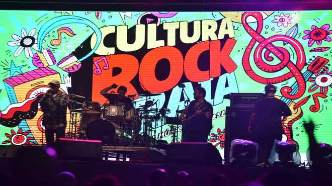 Cultura Rock Praia Primeira noite tem público animado mesmo com chuva
