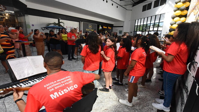 Alunos de escola municipal se apresentam no Shopping Boulevard