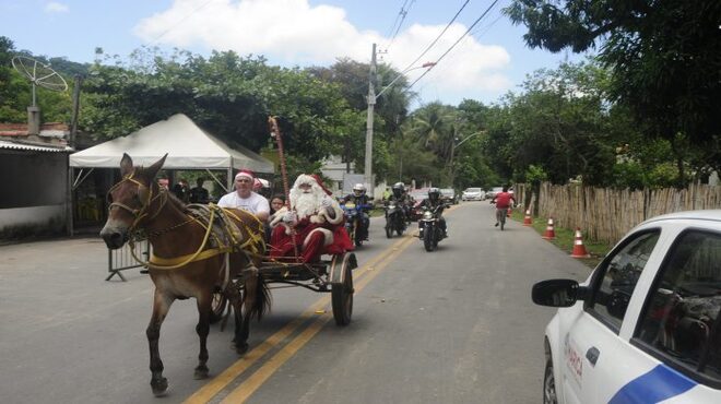 A Prefeitura de Maricá, por meio da Secretaria de Turismo, realiza no próximo domingo, 10/12, a última edição de 2023 do Espraiado de Portas Abertas. O evento, que celebra os 15 anos do projeto, terá como tema o “Natal Rural Mágico”. A chegada do Papai Noel está prevista para às 10h30, com direito a passeio pelo bairro do Espraiado e visita aos estabelecimentos participantes. Haverá ainda a apresentação de uma peça teatral com cantos natalinos do grupo artístico do “Natal nas ruas”, no Largo de Santo Antônio às 11h30. Ao todo, 20 estabelecimentos participam do evento, que terá o pernil à moda da roça como prato principal. Também estão programados shows musicais de 14 artistas locais com destaque para o samba, a MPB e o pop. Entre eles: Bianca Paysan, Diogo Madureira, Eliott Keefe, Leandro Brunno, Lelo Rocker Trio e Mirene Alves. A programação inclui ainda a Feira da Agricultura Familiar (Feirarte), a possibilidade de visitação à capela de São Jorge e à sede das Unidades de Conservação, próxima à cachoeira. Acesse https://espraiadodeportasabertas.com.br/ e confira a relação de todos os estabelecimentos participantes. Vermelhinhos terão horários extras A Empresa Pública de Transportes (EPT) vai disponibilizar horários extras dos vermelhinhos para a linha E 06 (Centro X Espraiado), das 9h às 17h de domingo (10/12), para facilitar o acesso de moradores e visitantes ao evento. Além da programação normal, haverá mais 12 horários extras com saídas da Rodoviária do Povo (Centro) e do ponto final no bairro do Espraiado com destino ao Centro da Cidade. Saídas da Rodoviária: 09h50 / 10h30 / 11h10 / 11h50 / 12h30 / 13h10 / 13h50 / 14h30 /15h10 / 15h50 / 16h30 / 17h10 Saídas do Espraiado: 10h20 / 11h / 11h40 / 12h20 / 13h / 13h40 / 14h20 / 15h / 15h40 / 16h20 / 17h / 17h40 Serviço: Espraiado de Portas Abertas Data: Domingo (10/12) Horário: 9h às 17h Foto: Elsson Campos