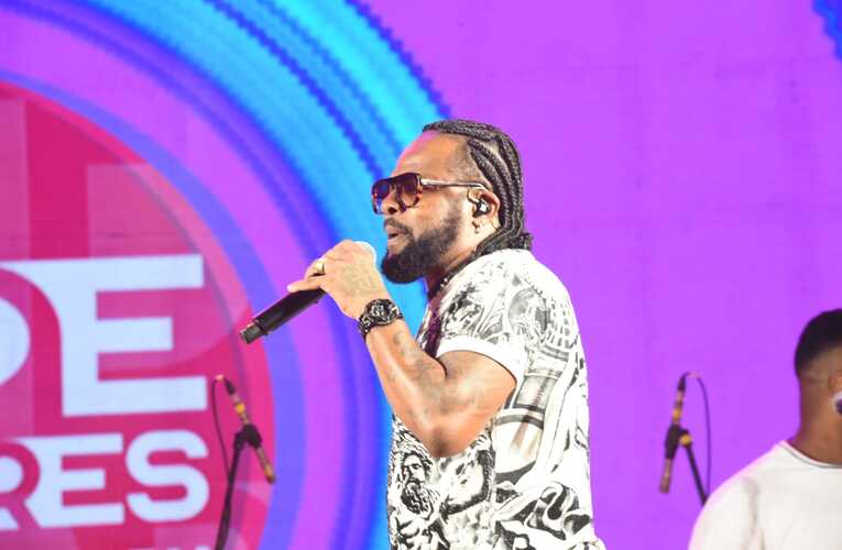 Xande de Pilares levantou público na orla do Marine