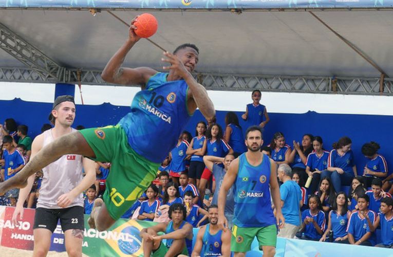 Em Maricá, Brasil vence Canadá na primeira partida do Desafio Internacional de Handebol de Praia