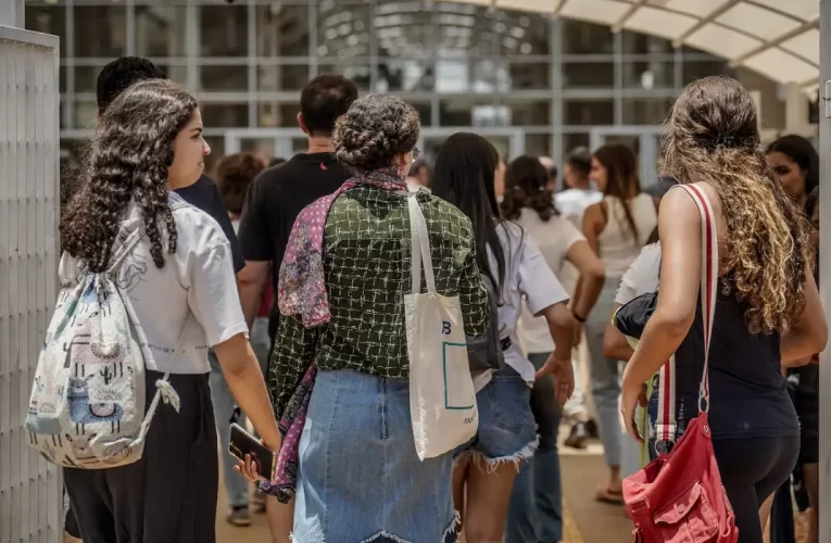 Pedidos de isenção da taxa do Enem podem ser feitos até sexta-feira