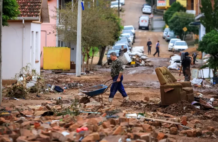Defesa Civil de Eldorado do Sul pede socorro para resgatar ilhados