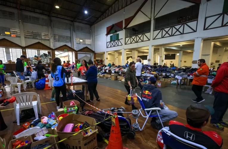 Colchões, roupa de cama e banho: saiba o que doar para vítimas no RS