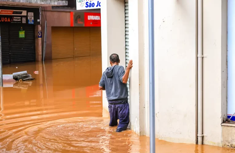 Saiba como prevenir doenças como a leptospirose, após chuvas no RS