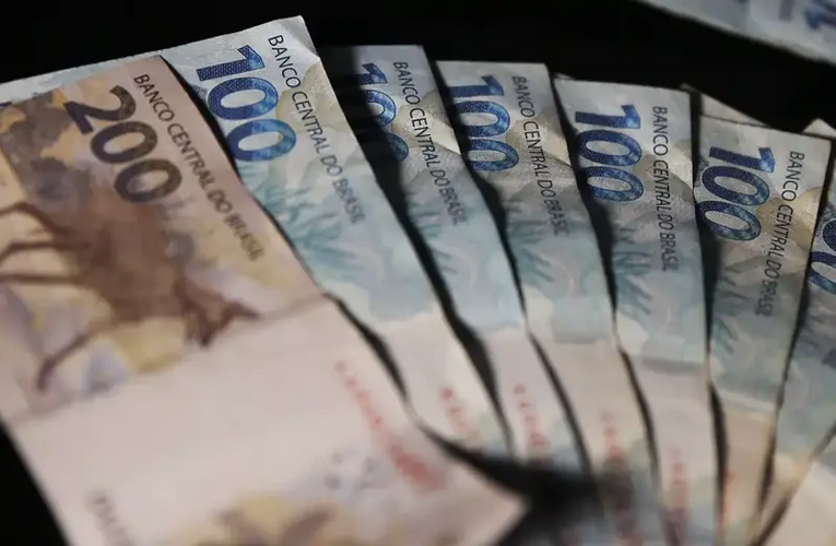 Juros de cartão de crédito sobem e atingem 421,3% ao ano em março