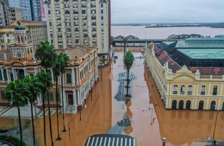 Aeroporto de Porto Alegre suspende voos por tempo indeterminado