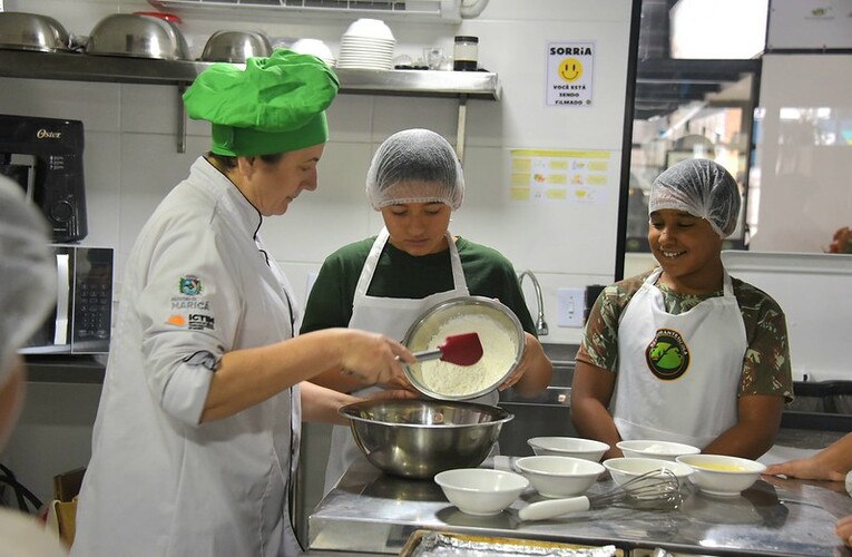 Alunos com deficiência tiveram aula de culinária no Restaurante Escola de Maricá