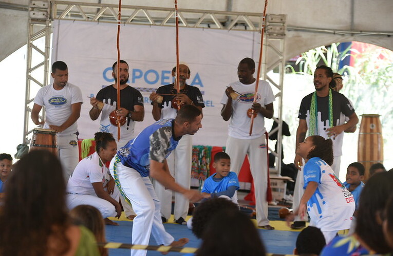 Alunos do Programa Cultura de Direitos fazem troca de cordéis