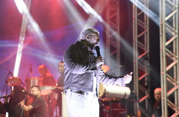 Cantor Belo se apresenta em primeiro dia da Festa da Padroeira