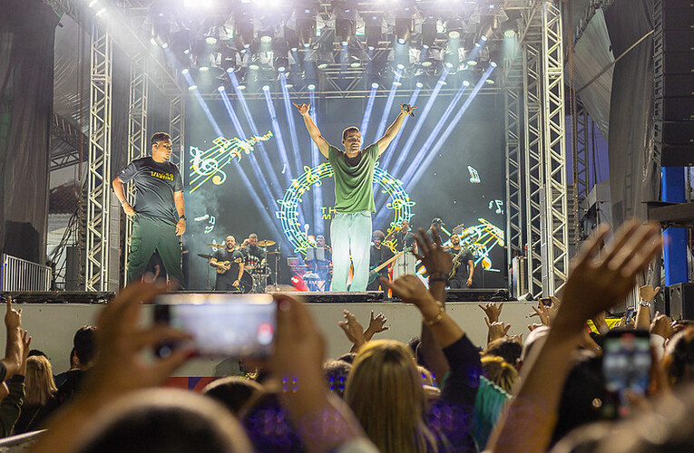 Thiago Martins agita terceiro dia da Festa da Padroeira de Maricá