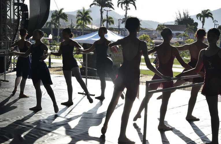 Primeiro dia do VII Bailarin Fest na orla do Parque Nanci