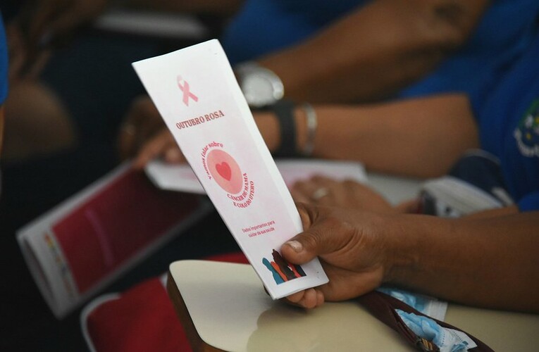 Outubro Rosa: Educação promove palestra para escola de idosos