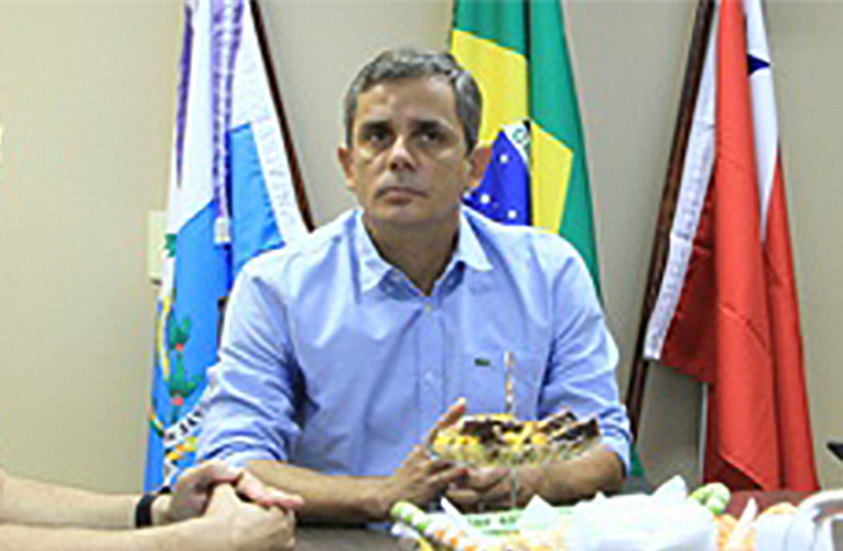 Árvore em Araçatiba não será remontada, anuncia prefeito Fabiano Horta