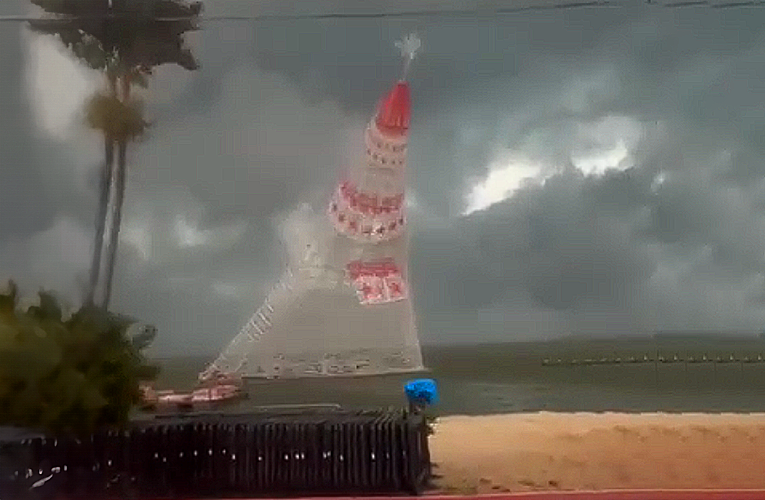 Tragédia em Maricá: Árvore de Natal Flutuante Desaba Durante Tempestade