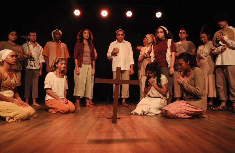 Cultura em cena: apresentações teatrais gratuitas na Arena Mumbuca