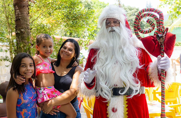 Papai Noel encanta a criançada no Espraiado de Portas Abertas