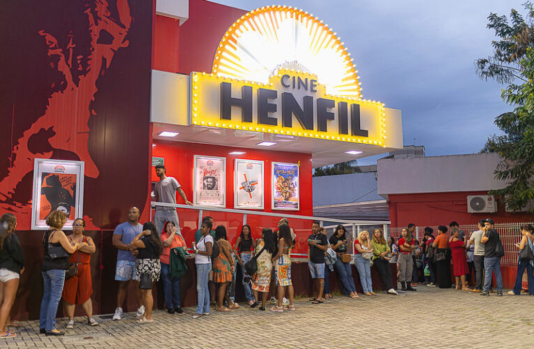 Cine Henfil, Maricá, cinema gratuito, O Hobbit, Super Wings, Corrida Maluca, programação cultural, Secretaria de Cultura, filmes em Maricá