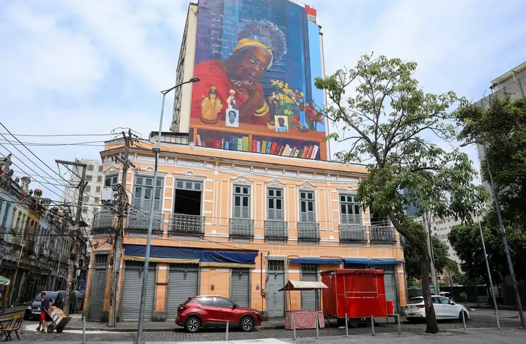 “Flores em vida”: Mural gigante homenageia Conceição Evaristo no Rio