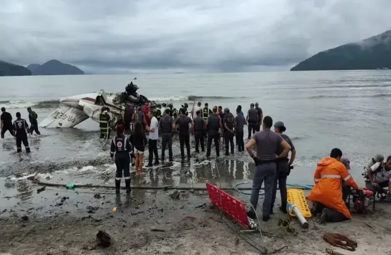 Avião atravessa pista e explode em praia de Ubatuba (SP); piloto morreu e sete pessoas ficaram feridas