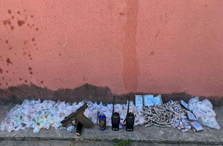 Operação policial em Itaipuaçu prende quatro suspeitos