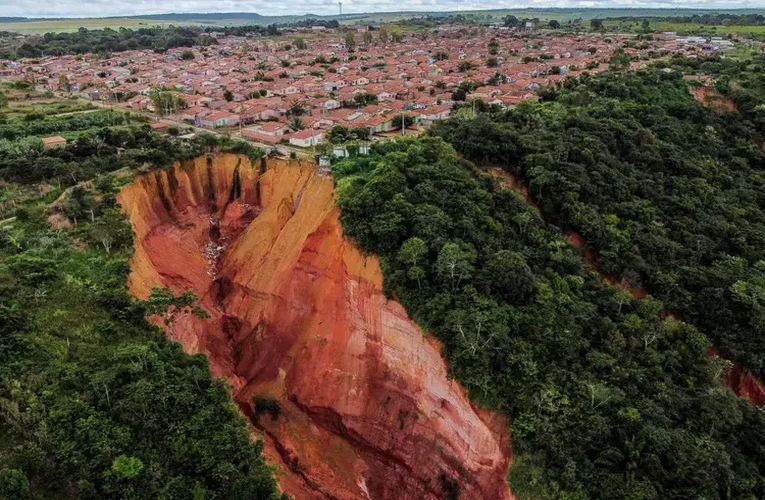 ‘Voçoroca’: cidade no Maranhão decreta estado de calamidade pública por avanço de erosão que ameaça 1,2 mil pessoas
