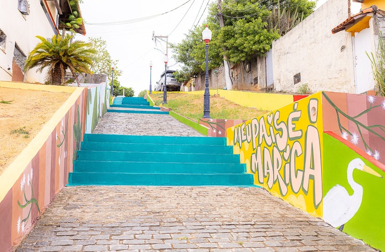 Escadaria da Boa Vista vira galeria de arte a céu aberto em Maricá