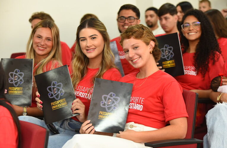 Maricá entrega 50 bolsas de Medicina pelo Passaporte Universitário