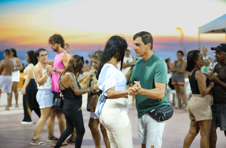 Prefeitura promove música, dança e feira cultural na orla de Ponta Negra