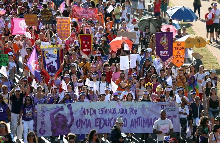 Mulheres do DF marcham por políticas públicas e contra o feminicídio
