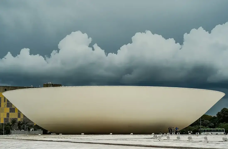 Câmara cita “convulsão” e pede que STF adie 7 perdas de mandato