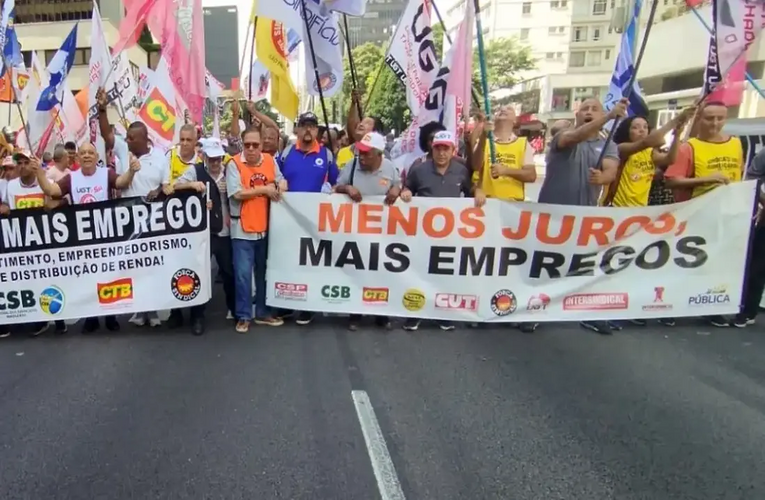 Centrais sindicais fazem protesto na Avenida Paulista contra Selic