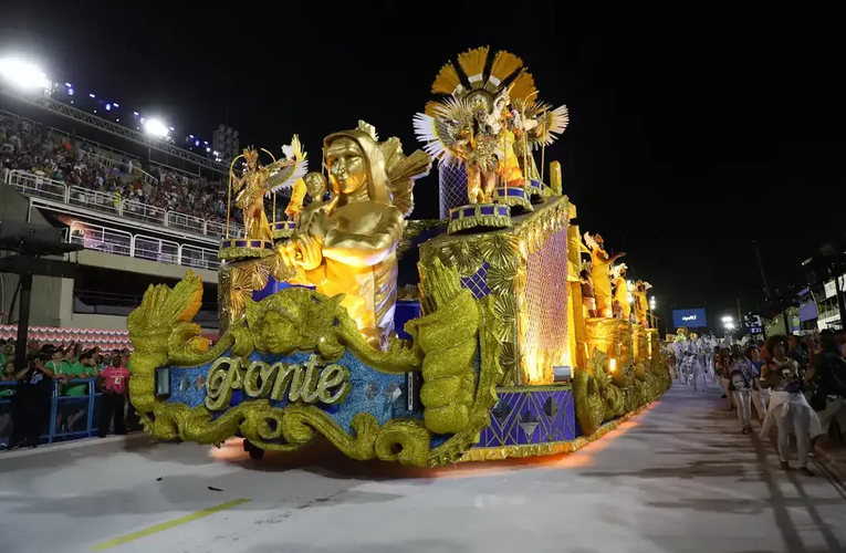 Carnaval carioca começa com desfile da Série Ouro e 22 blocos de rua