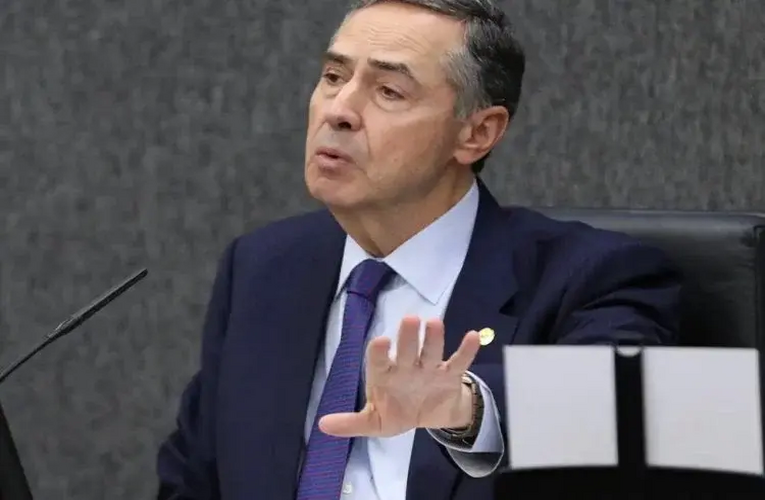 Barroso nega impedimento de Moraes, Zanin e Dino para julgar Bolsonaro