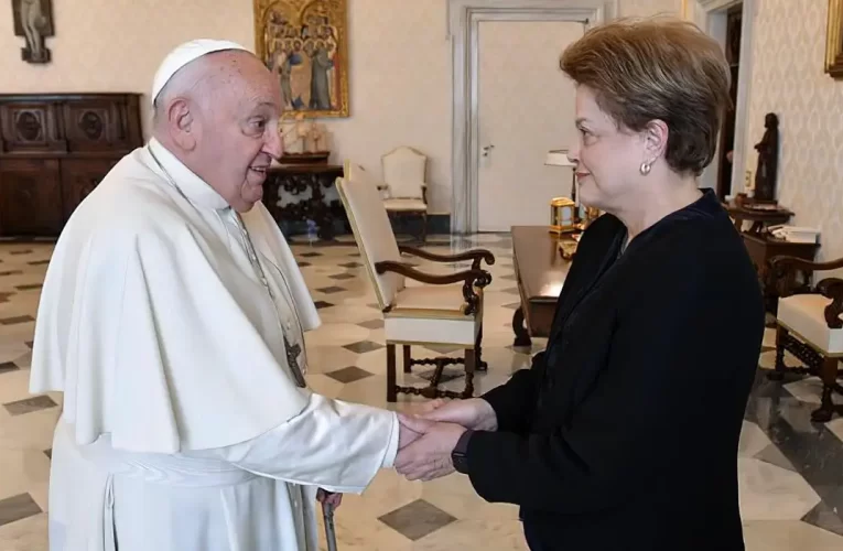 Dilma Rousseff destaca pontificado humanista e corajoso de Francisco