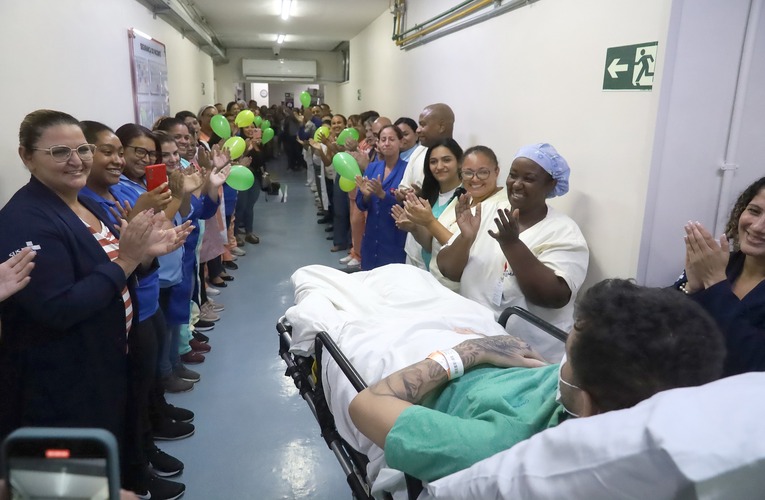 Projeto Pedido Especial realiza sonho de paciente e celebra alta no hospital de Maricá