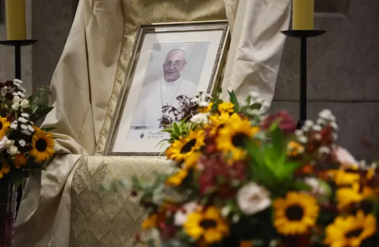 Vaticano confirma morte do papa por AVC e colapso cardiovascular
