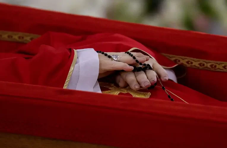 Velório do Papa Francisco reúne milhares no Vaticano