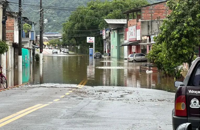Chuvas bloqueiam trecho de serra e deixam pessoas ilhadas em Ubatuba