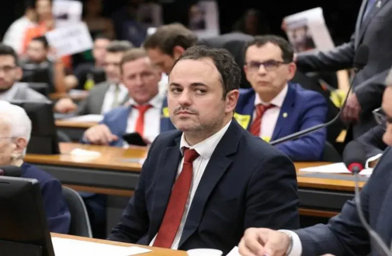 Glauber Braga faz greve de fome e dorme na Câmara após conselho aprovar cassação de seu mandato: ‘Vou até as últimas consequências’