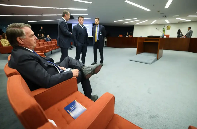 Moraes dá cinco dias para Bolsonaro e réus apresentarem defesa prévia