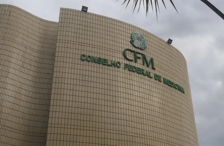 CFM veta terapia hormonal para menor de 18 anos e restringe cirurgias