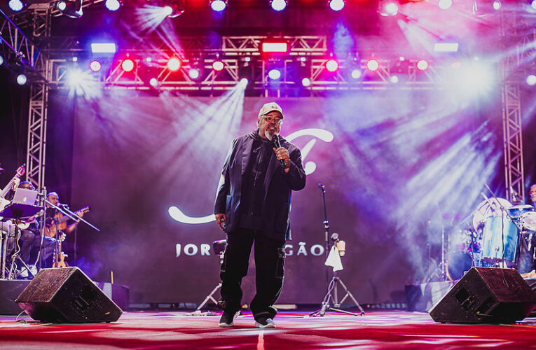 Jorge Aragão emociona público em show pelos 211 anos de Maricá