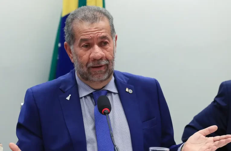 Carlos Lupi deixa Ministério da Previdência; Wolney Queiroz assume cargo após escândalo no INSS
