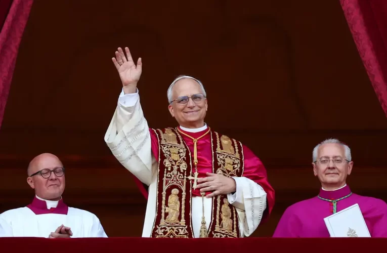 Cardeal Robert Francis Prevost é eleito papa Leão XIV